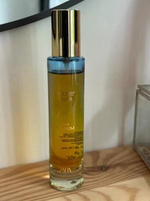 Sultry Pear parfym från Zara - Sultry Pear Eau de Parfum från Zara. Inspirerad av JEAN PAUL GAULTIER LA BELLE EAU DE PARFUM. Luktar identiskt, har båda två🌸