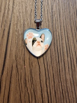 Halsband fransk bulldog - Halsband fransk bulldog. Kedja 55 cm + 5 cm. Berlock 2,5 × 2,5 cm. Ink kedja.