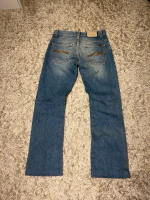 Nudie jeans bootcut ola 2007 vintage flared archive laidback selvedge hedi slimane  - Nudie jeans i modell bootcut Ola från 2007, nudie jeans slutade producera denna modell år 2009. Det är i mycket bra skick utan märkvärdiga defekter. Storlek 30/34 på lappen men sitter mer som 30/32. Postas samma dag som köp eller dagen därpå🙌💯
