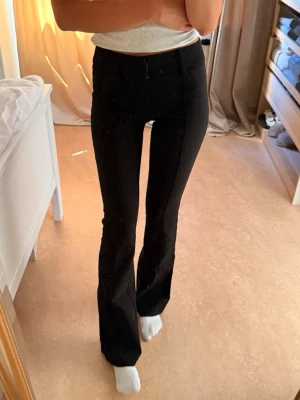 Kostymbyxor i bootcut - Svarta kostymbyxor i bootcut från Berksha, helt oanvända