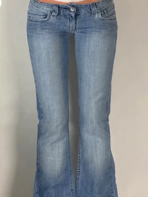 Ljusblå lågmidjade bootcut jeans - Så snygga ljusblå bootcut jeans med låg midja! De har några defekter (se bild 5,6,7) ge gärna prisförslag🥰