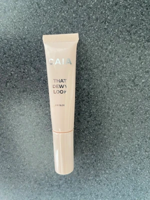 CAIA That Dewy Look Eye Gloss - Säljer en CAIA That Dewy Look Eye Gloss. Produkten ger en glansig finish till ögonlocken och kommer i en smidig plastförpackning. Perfekt för dig som vill ha en fräsch och glowy look. Endast testad 