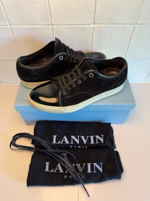 Lanvin sneaker  - Lanvin dbb1 sneakers i okej skick. Storlek uk 9/ 43. Sitter större. Dustbag ingår vid köp. Bara att höra av sig till oss vid minsta funderingar😁