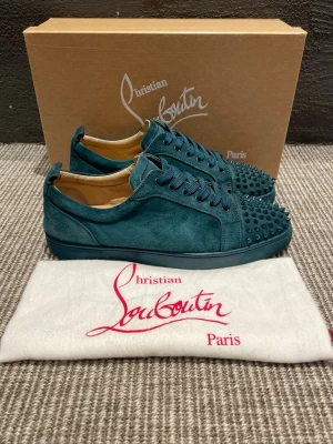 Christian Louboutin skor  - Hej, säljer nu dessa svin snygga Christian Louboutin skor. Skorna är i grymt skick!  Begränsat antal boxar och dustbag. Hör av dig vid frågor.