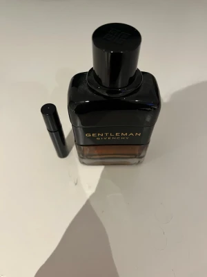 Givenchy gentlemen reserve privee 3ml sample - Ja du hör på namnet, du luktar gentleman, sjukt manlig och god parfym. Min tjejs favorit så tjejer gillar denna.