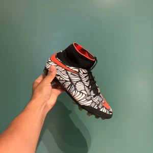 Nike Hypervenom NRJ elite AG - Storlek 40,5, väldigt bra skick, namn och flagga kan tas bort