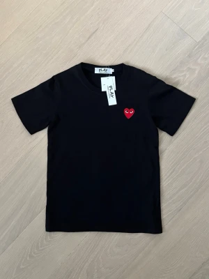 CDG T-Shirt - CDG t-shirt säljes. Ny och oanvänd. Passar storlek XS/S.  Hör gärna av dig om du vill ha fler bilder eller har frågor. Jag skickar inom 24 timmar📦