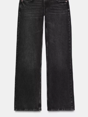 Svarta raka jeans med hög midja - Säljer ett par svarta jeans med rak passform och låg midja. Jeansen har klassisk femficksdesign och är tillverkade i denim med lätt tvättad look. Perfekta för en avslappnad och trendig stil.