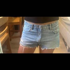 Jeansshorts💙 - Ljusblåa jeansshorts från ginatrictot. I mycket bra skick🫶storlek 164, men passar även mig som brukar ha 34-36 i storlek🙌