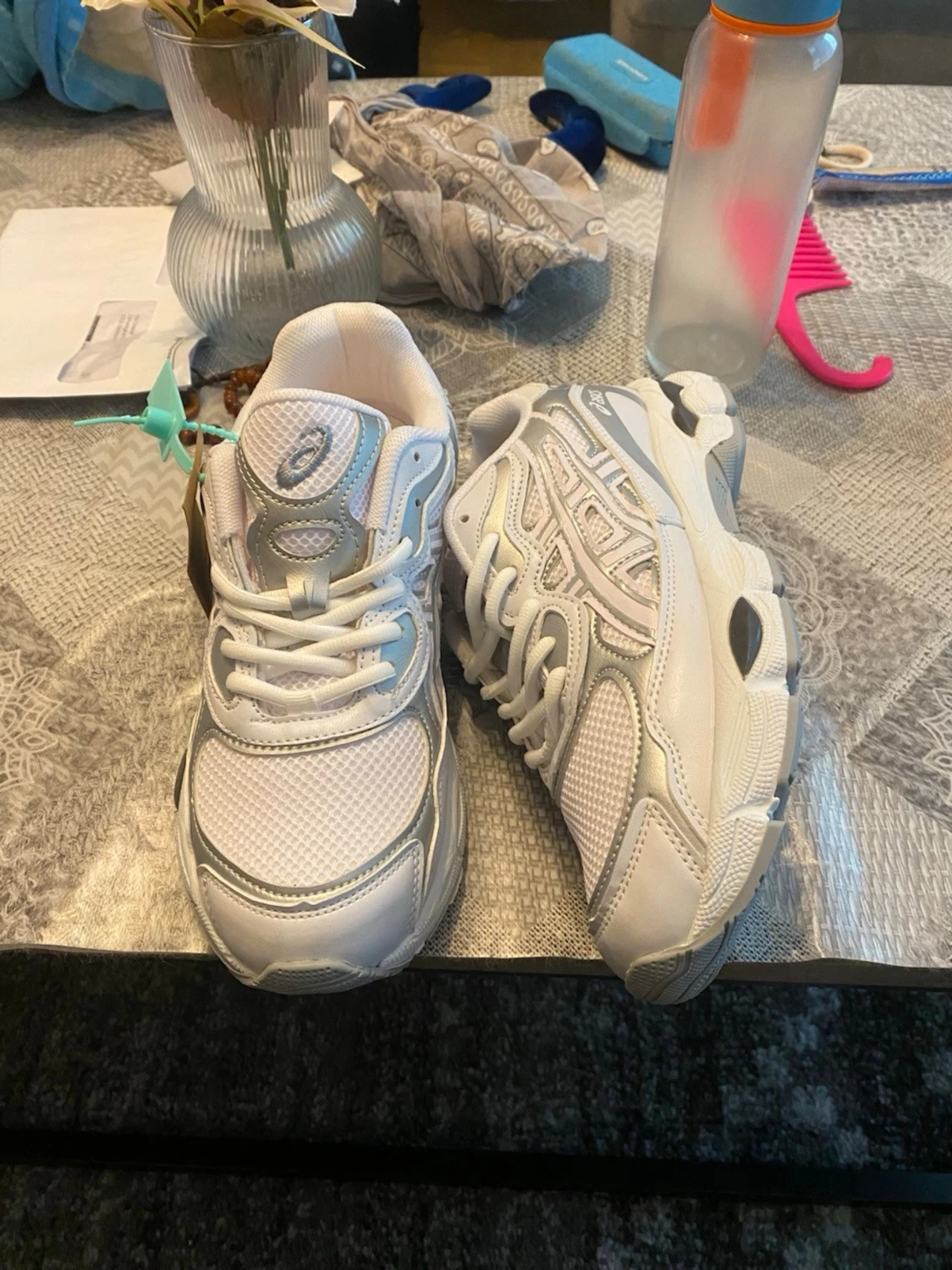 Vita Asics, den som köper för får skorna för 800 - 2