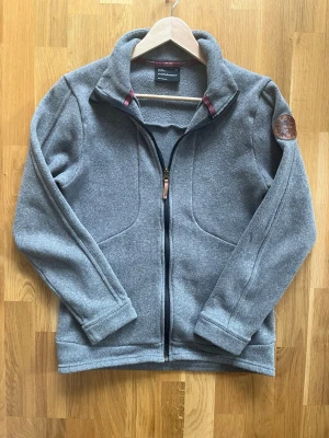 Grå fleece Peak Performance - Säljer en fleece kofta från Peak Performance. Mycket bra skick utan defekter. Storlek S.