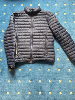 Mörkblå Colmar jacka  - En mörkblå Colmar jacka                                                        Storlek S                                                                                   Jag har haft den i 1 år och den är i god skick 