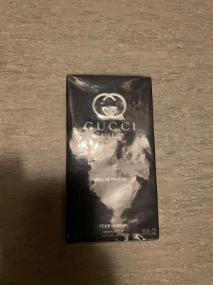 Gucci Guilty Pour Homme EdP 90ml - Gucci Guilty Pour Homme Eau de Parfum är en lyxig herrparfym i en elegant svart förpackning med silverdetaljer. Flaskan rymmer 90 ml och har en modern, maskulin design som passar perfekt för dig som vill ha en exklusiv doft.