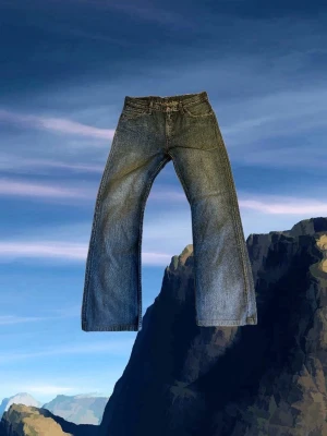 Vintage Levis Bootcut Jeans (Sällsynta) - Tjena, säljer att par riktigt feta Vintage Levis Bootcut Jeans. Lappen där bak saknas, vet därför tyvärr inte exakta modellen eller storleken, sitter som ett par Levis 512 Bootcut 32/34 men hänvisar till måtten nedan👇  Mått: Ytterben: 107cm Innerben: 80cm Midja: 42,5cm Över lår: 29,5cm Benslut: 23,5cm (NOTERA! ⚠️ Måtten kan va fel med +1cm eller -1cm, men mäter alltid så noga jag kan!)✅  Hör av dig vid minsta fundering! Kan gå ner i pris vid snabb affär. Jag gör inga returer❌