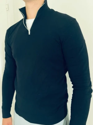 Lindbergh White halfzip - mörkblå, L - Denna mörkblå halfzip-tröjan från Lindbergh White är bara använd ett fåtal gånger. Bastygen är viskos och polyamid. Tröjan är i mycket bra skick.