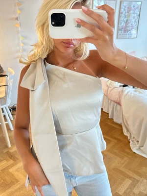 festtopp - så så fin med detalj på axeln 