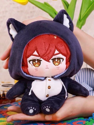 Genshin Impact Diluc gosedjur - Diluc gosedjur från DokiDokiCosplay. Jag köpte den på pre-order så det var ca 600kr + frakt 😥 Han är i mycket bra skick bara lite smutsig runt ansiktet (han har typ legat på marken eller nåt hejdå) men givetvis tvättar jag honom. Helt ny utan defekter eller skador. Och man kan böja hans ben det finns ett ståltråd skelett inuti