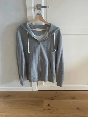 Pier One zip hoodie - En Pier One zip hoodie i mycket bra skick. Vid funderingar/prisförslag är det bara att höra av dig.