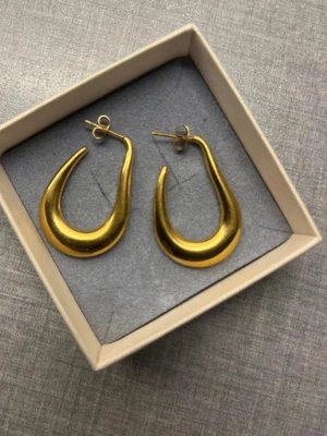 Guldplätterade örhängen i rostfritt stål - Snygga stilrena örhängen i rostfritt stål. Nyskick. Nypris 349kr.