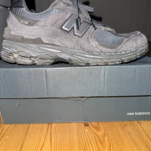 New Balance 2002R Phantom Protection - Sällsynta Phantom Black Protection. Bra skick och skonsam använding. Inga problem eller stora skador, väldigt sköna skor för vandring, löpning och daglig använding. 