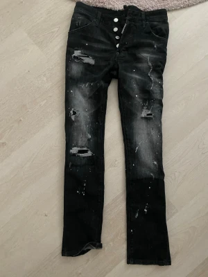 svarta dsquared2 jeans - tjena, säljer ett par riktigt feta dsquared2 jeans med sköna slitningar. de är storlek 44 i dsquared storlek vilket är runt L32-33 W29-30 ungefär och sitter slim. ifall du undrar nåt eller vill ha fler bilder eller liknande är det bara skriva🤩