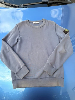 Stone Island sweatshirt - Det stone Island sweatshirt i färgen ”Navy” 🔵. Fungerar perfekt för fina middagar eller bortamatcher. Givetvis äkta