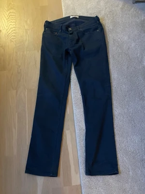 Mörkblå raka jeans - W33/L32. Snygga mörkblå jeans med rak passform och klassisk femficksdesign. Jeansen har normal midja och stängs med knapp och dragkedja. Perfekta till en avslappnad stil och passar till det mesta i garderoben.