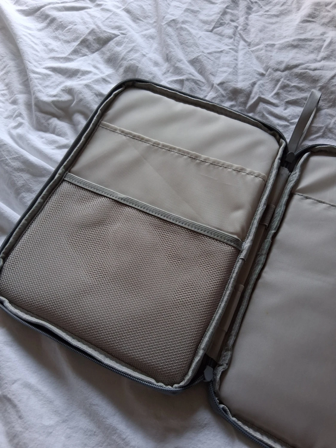 Ljusgrå laptopväska med dragkedja - 1
