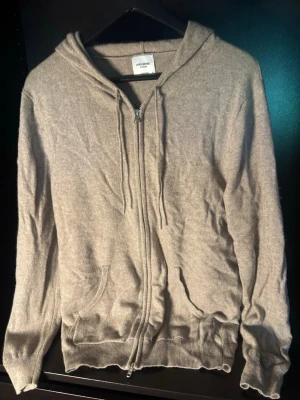 Beige zip kashmir hoodie - Snygg beige kashmir zip tröja från John henric . Inte andvänd mycket. Storlek m. Säljer den billigt då jag åker bort och vill ha lite extra pengar. Skickar direkt. Skriv vid intresset eller om det är något specifikt ni vill se.