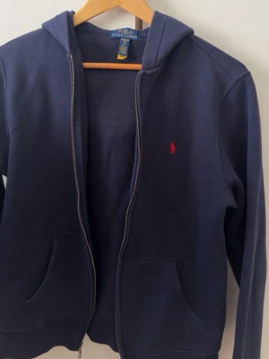 Mörkblå hoodie från Polo Ralph Lauren - Mycket fin kofta som inte används, skriv om du har några frågor! 🩷