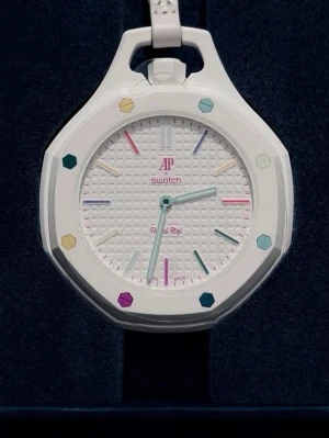 Swatch Royal Pop vit fickur - Säljer ett Swatch Royal Pop fickur i vit design med färgglada detaljer runt urtavlan. Urtavlan har ett rutigt mönster och visarna är ljusa. Klockan har en modern och lekfull look med flera färger på indexmarkeringarna.