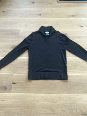 Mörkgrå halvzip tröja Thees glory days - Mörkgrå långärmad tröja från Thees glory days  Sweden med halvzip och hög krage. Tillverkad i mjukt material som ger en stilren och clean look. Perfekt till jeans eller chinos för en avslappnad men snygg outfit.