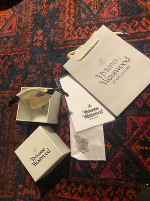 Vivienne Westwood kedja - Halsband/kedja grace från Vivienne Westwood. Tillbehör skickas med halsbandet. Säljes i helt nytt skick