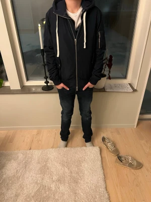 Svart J Lindeberg jacka  - Tjenaret! Säljer nu enStilren svart bomberjacka från j Lindeberg i storlek S! Sitter bra på mig som är ca 170! Inga deftekter mycket bra skick! Nypris= ca 2000 vårt pris= 559🤩. Hör av dig vid minsta fundering MVH premium fashion 🤩