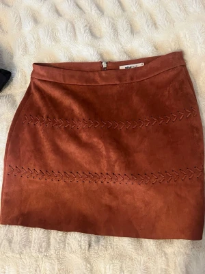 Kort kjol  - Fin kort kjol från Gina tricot i jätteskönt material. Köpt för flera år sedan men endast använd en gång! 