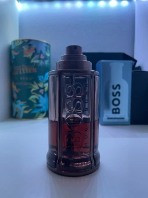 Hugo Boss The Scent parfym - Mängd enligt bild, kan sälja samples eller byta parfym. Kom om du har minsta lilla fråga! Checka gärna in min profil för kläder och parfym!📦