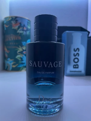 Dior Sauvage Eau de Parfum - Mängd enligt bild, kan sälja samples eller byta parfym. Kom om du har minsta lilla fråga! Checka gärna in min profil för kläder och parfym!📦