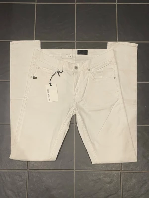 Tiger Of Sweden Jeans Nya - Helt nya Tiger of sweden jeans med lappar och allt orört💯Ren vit färg perfekt för fester och liknande för riktigt bra pris jämfört med nypris på cirka 1599kr💔Skicka prisförslag och tveka inte på att skriva vid frågor!