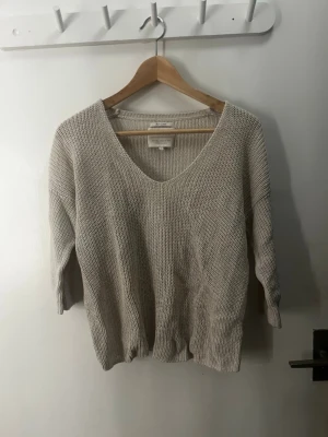 Beige stickad tröja med v-ringning - Snygg beige stickad tröja från Part Two med djup v-ringning men jag använde som off shoulder. Tröjan har trekvartsärmar och är gjord i ett mjukt, grovstickat material som passar perfekt till jeans eller kjol.❣️❣️