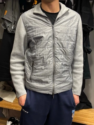 Grå cardigan  - Grå cardigan från Massimo dutti 