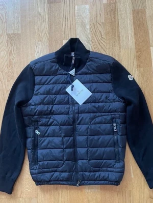 Moncler cardigan - Säljer min killes cardigan i mörkblå storlek S, helt ny & bästa batchen på marknaden.