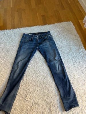 Blå slim fit jeans från Replay - Säljer domma billigare pga defekten där bak på byxorna se (se bild tre för att se) Hör av er vid fler frågor!