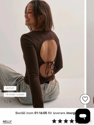 Brun ribbad topp med öppen rygg - Trendig brun långärmad topp från Nelly med ribbad struktur och cool öppen rygg med knytband. Rund halsringning och figurnära passform. 