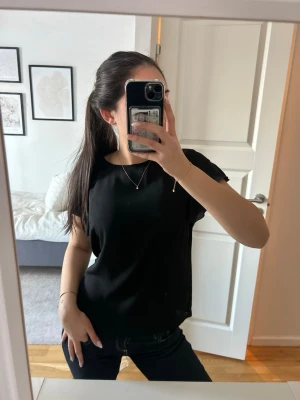 Svart blus - En svart t-shirt/blus med rund hals och lätt volangärm. Superfin❤️❤️❤️