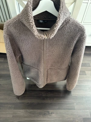 Beige teddyjacka med dragkedja - Mysig teddy jacka från lager 157, säljer för den inte har kommit till användning!🤗
