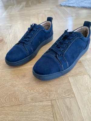Christian Louboutin - Snygga mörkblå loubs! Rund tå utan spikar. Kommer med certifikat, kvitto och låda(ganska sliten). Kan gå ner lite i pris vid snabb affär! Skriv vid minsta fundering.