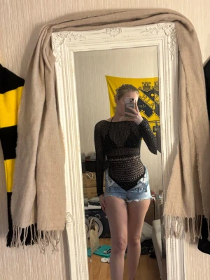 Svart nät body med glitter och öppen rygg - Svart när body med stenar. Passar perfekt till utekvällar eller till en beach outfit. Använd en gång.  Priset kan diskuteras!!!