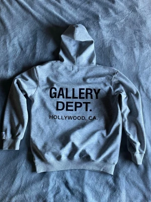 Gallery dept hoodie  - Tja! Jag säljer en fet hoodie som jag gärna blir av med. Priset är diskuterbart och jag svarar gärna på frågor 