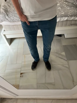 Replay Anbass Hyperflex jeans  - Riktigt feta och sköna Replay Anbass Hyperflex jeans i fint skick med slitning på ena knät (design) 😁 —————————————————————————                                        📐| Storlek: 33-32                                                  👖| Märke: Replay                                                     🔎| Skick: Fint skick                                               💵| Ny Pris: 1699kr                                                   ✍🏻| Skriv om du har några frågor