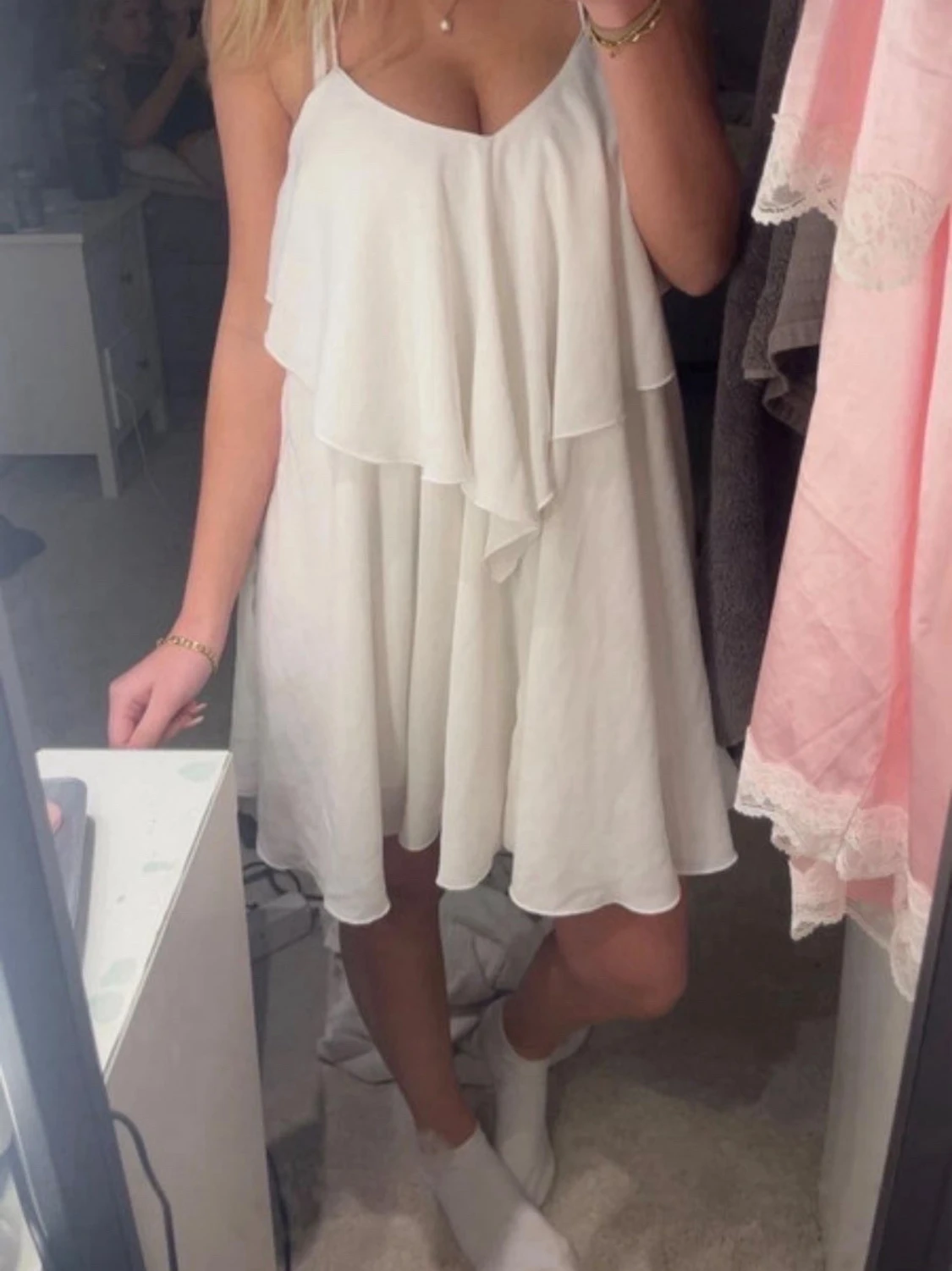 Vit omlottklänning med volang